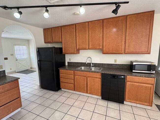 Foto del edificio - NICE UPDATED 2BED 1BATH HOME LOCATED NEAR ...