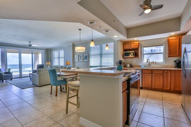 Foto del edificio - 3 Bedroom/ 2.5 Bath Oceanfront Condo, Blocks from Flagler Ave
