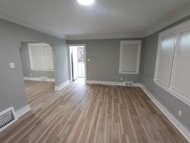 Building Photo - Charming 3 bedroom/1.5 bath Brick Home - Now Available!