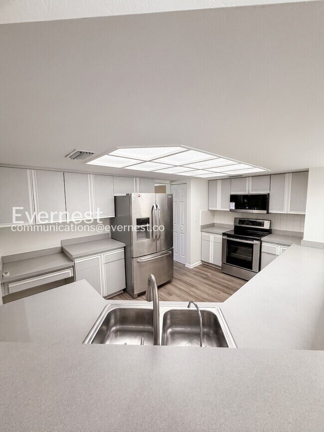 Photo - 4 Bed/2.5 Bath Home with Detached Garage / Available Now!
