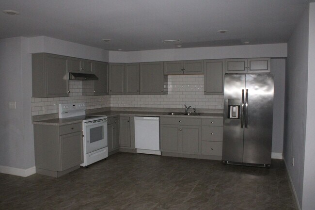 Building Photo - 18 S Sunset Dr