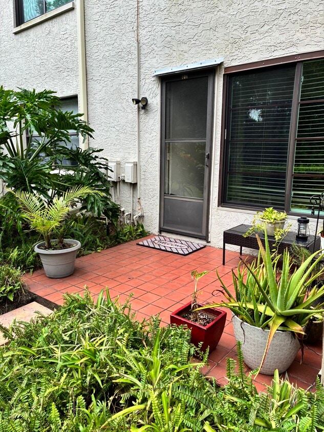 Patio with park like setting - 3038 Eastland Blvd