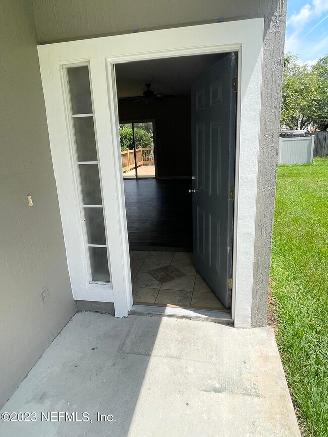 Building Photo - 549 Scrub Jay Dr