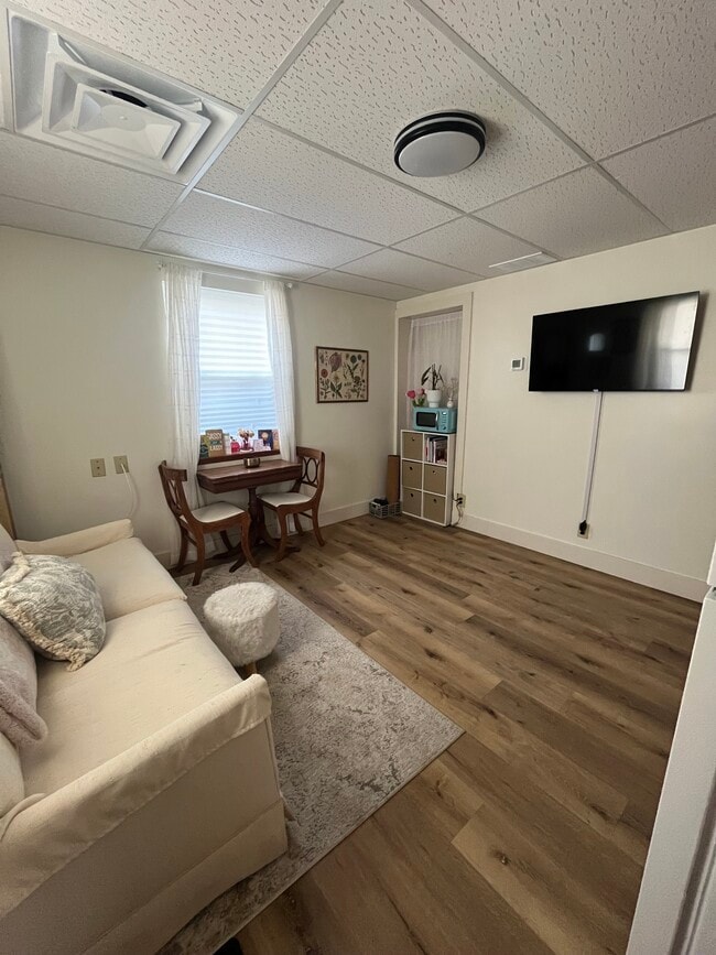 Building Photo - 20 1/2 Fern St