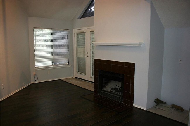 Building Photo - 2300 Bamboo Dr