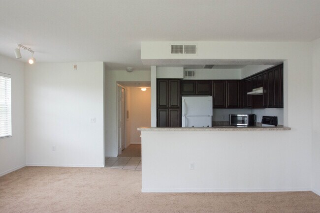 Foto del edificio - Second Floor Apartment with Balcony View! ...
