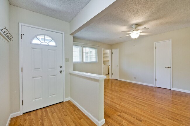 Foto del edificio - 1341-1343 Kingfisher Way