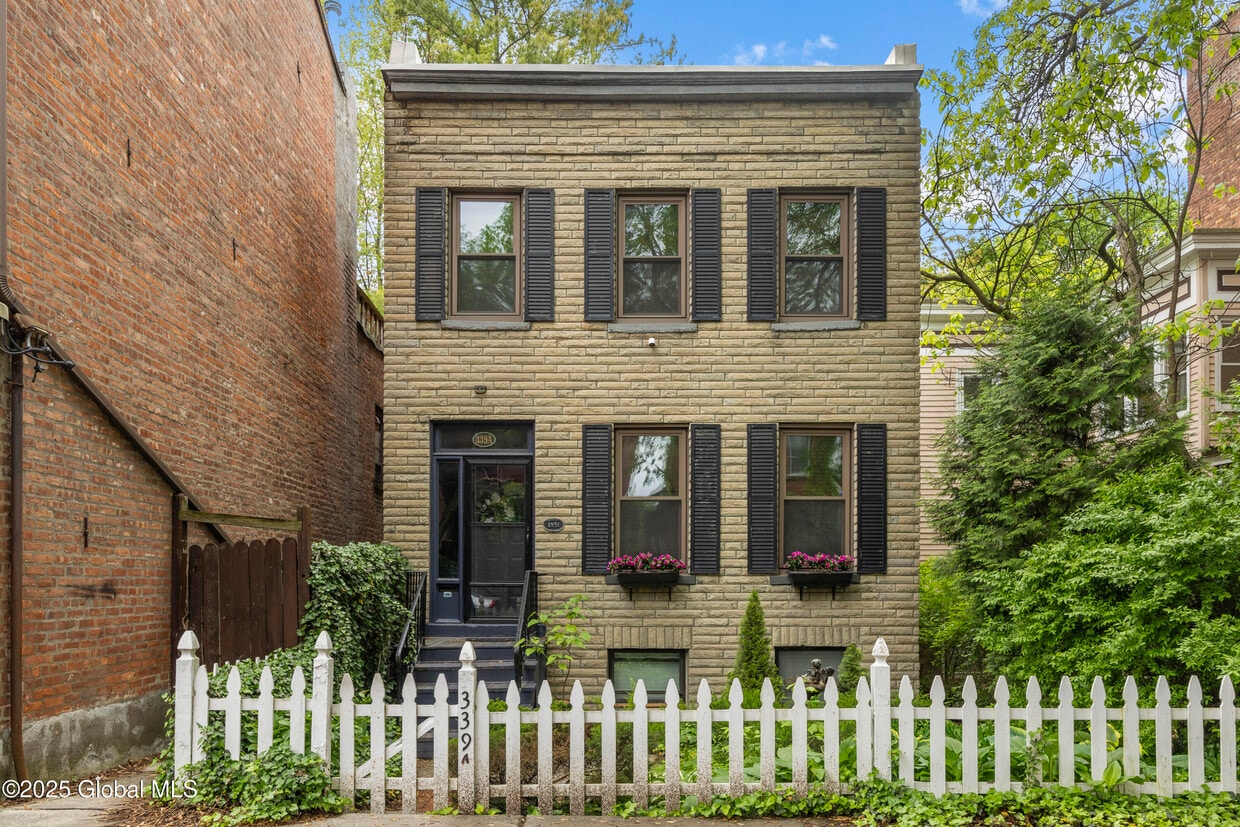 Primary Photo - 339A Madison Ave