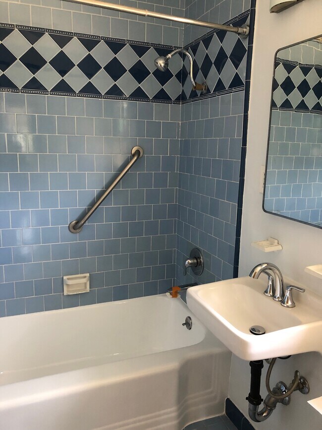 bathroom - 2005 N Alvarado St