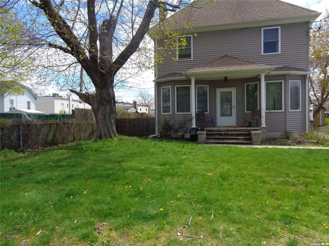 14 Dawson Ave, Kings Park, NY 11754 House Rental in Kings Park, NY