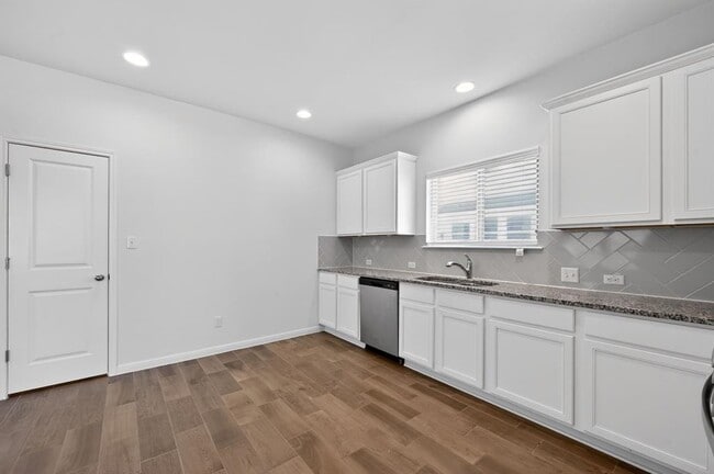 Building Photo - 221 Arabian Colt Dr