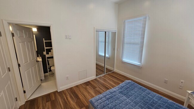 Dormitorio - 2084 W 24th St