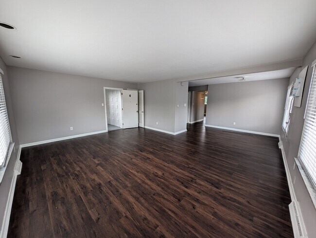 Building Photo - 110 Cromwell Pl