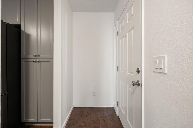 Building Photo - Updated 2BD/2BA Condo in North Portland! S...