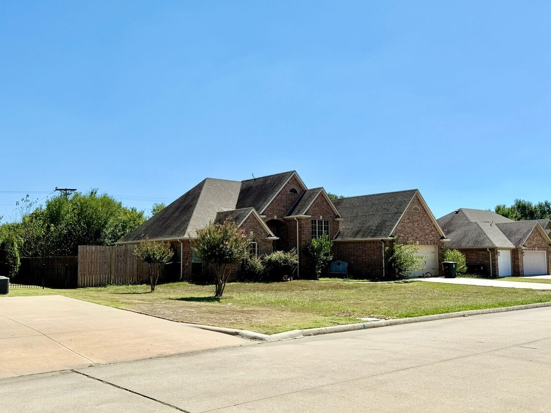 Foto del edificio - Paved Road/Cozy Home/Two Car Garage