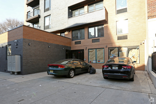 Building Photo - 991 Willoughby Ave