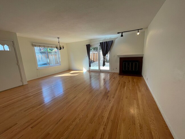 Foto del edificio - Gorgeous Mt. View townhome with garage, EV...