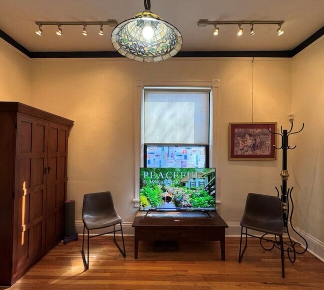 Foto del edificio - Historic Home 2 Bedroom +office 2 Baths, and Off street Parking