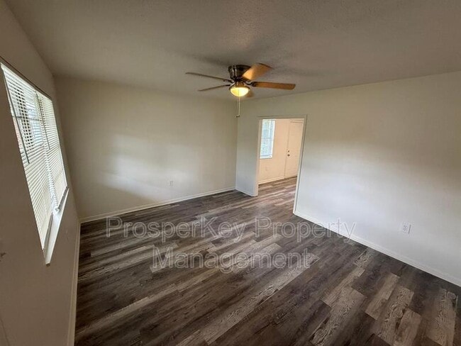 Building Photo - 4009 Ester Dr SW