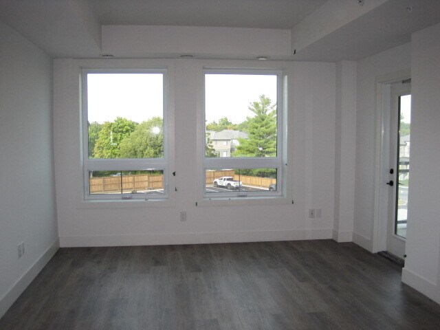 Photo du bâtiment - 26 Lowes Rd W