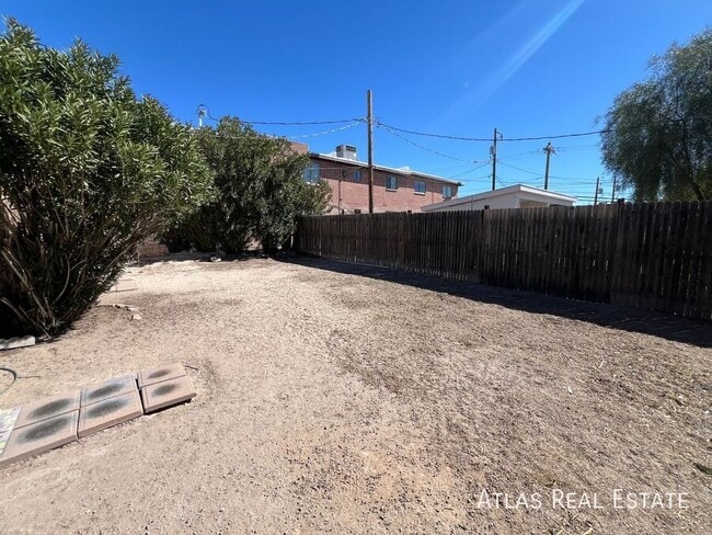 Building Photo - 810 E 9th St