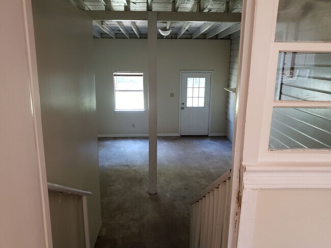 Building Photo - 4 or 5 Bedroom home, central air and heat