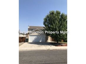 Building Photo - 2811 1/2 Village Park Dr