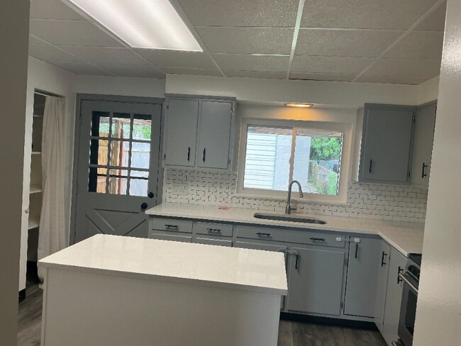 Building Photo - 411 Limestone St