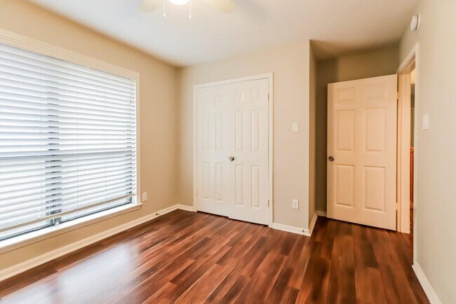 Building Photo - Cedar Valley Drive, Missouri City, TX 77459 - 3 BR 2 BA single-family home