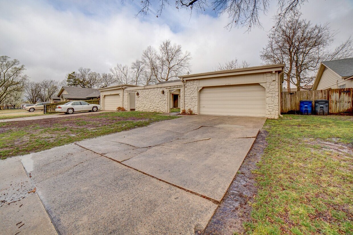 Foto principal - Spacious 3 bed / 2 bath duplex unit lookin...