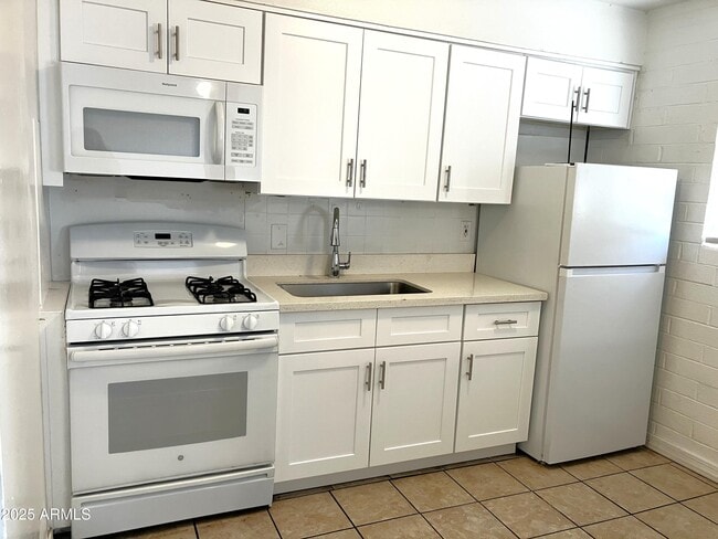 Building Photo - 3128 W Pima St