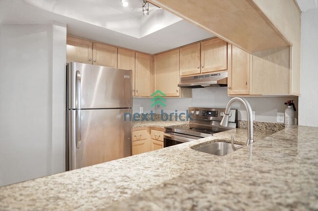 Building Photo - 2 BED & 1 BATH CONDO FOR RENT