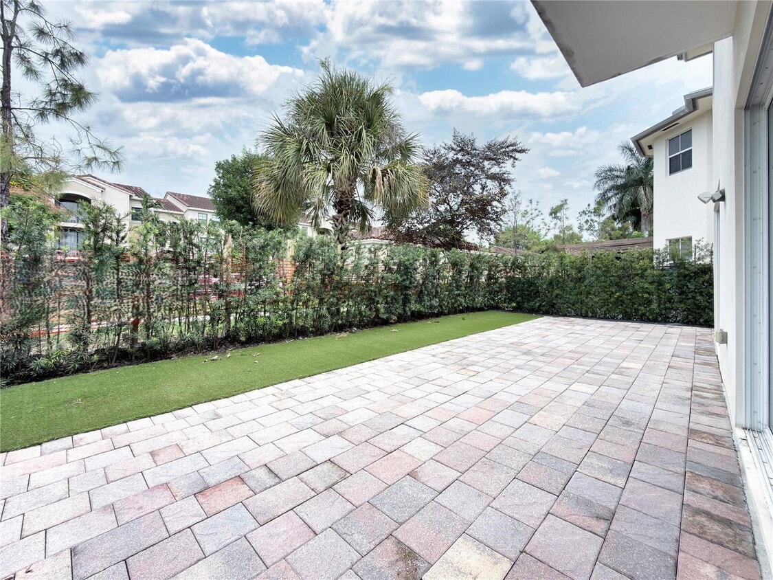 Primary Photo - 10423 NW 70th Ln