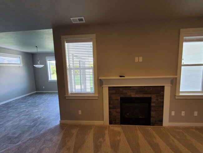 Building Photo - New 3+ Bedroom in North Albany.  Available...