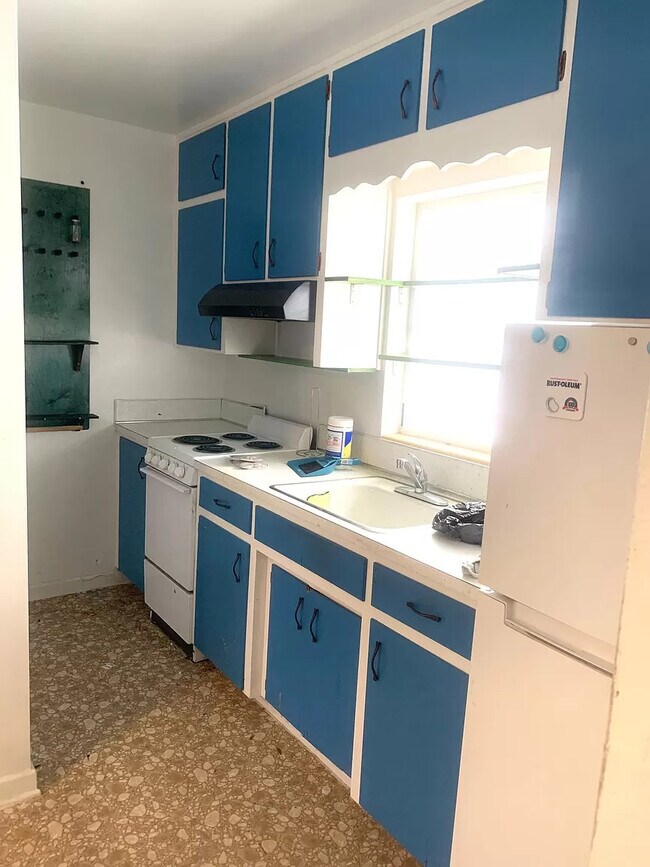 Building Photo - 824 E Lime St