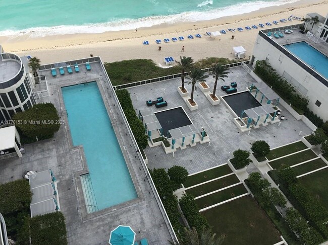 Building Photo - 16001 Collins Ave