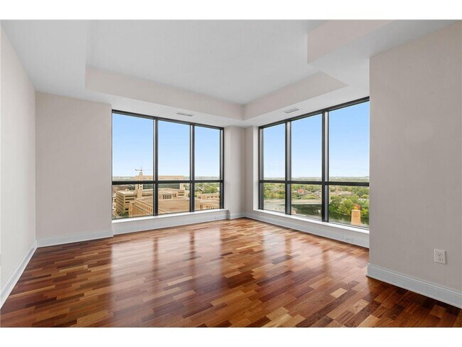 Foto del edificio - 100 3rd Ave S