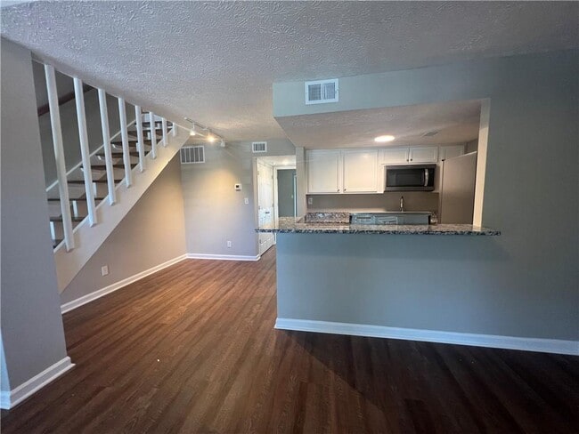 Building Photo - 1001 Park Hill Dr