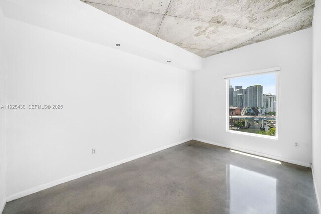 Foto del edificio - 10 SW South River Dr