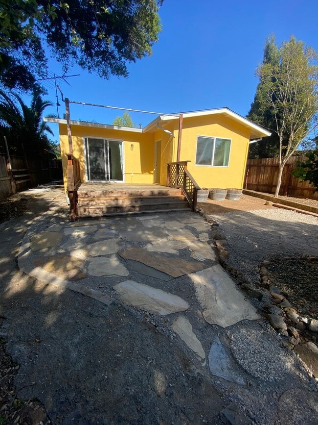 Foto del edificio - Bright & Cheery 2 Bedroom Home