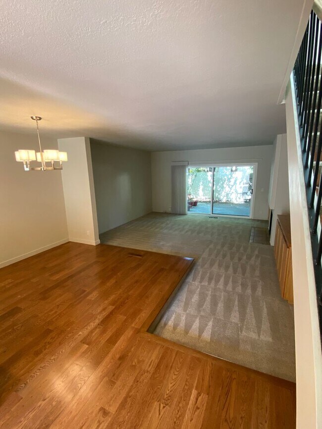 Foto del edificio - $4900-  Mountain View Townhouse-2 bedroom 2.5 bath.