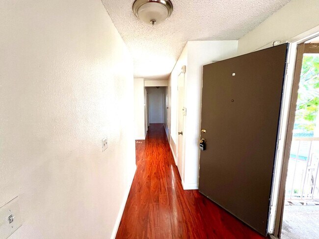Foto del edificio - 2-Bedroom, 2-Bath Upstairs Condo Unit in Gated Pomona Community, Water/Trash/HOA Included!