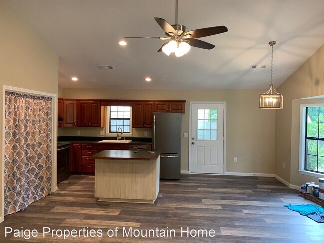 Building Photo - 3 br, 2 bath House - 1002 Honeysuckle