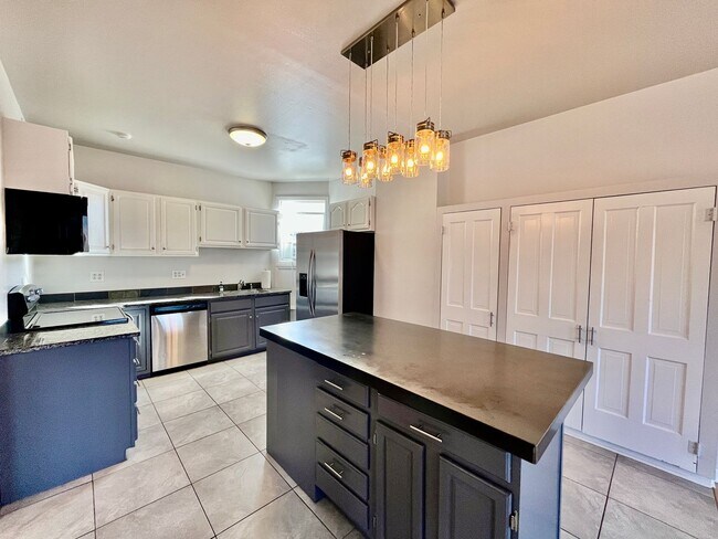 Building Photo - Beautiful 3 Bedroom (+ a 2 car garage) Lof...