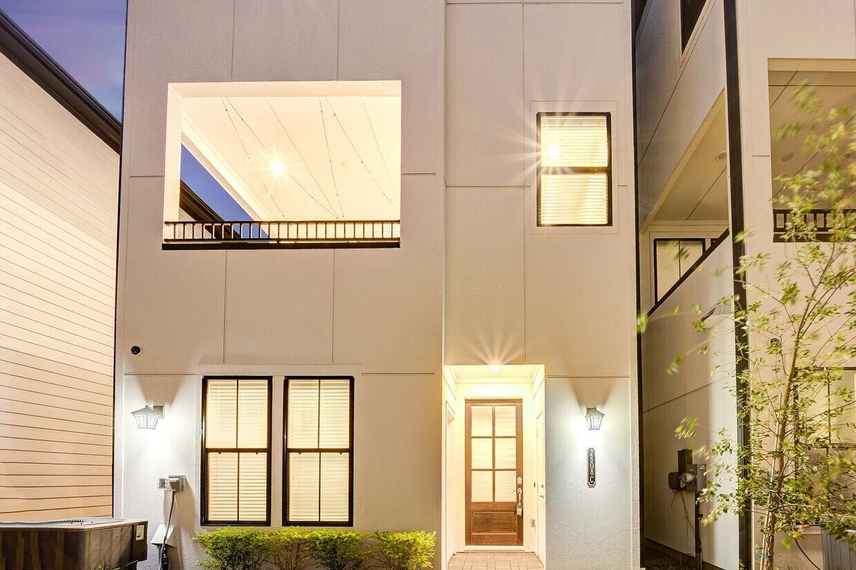 Primary Photo - Magnificent Townhome!