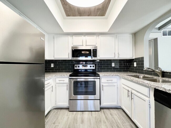 Foto del edificio - REMODELED 2BD/2BA NEAR JONES/SAHARA W/ COM...