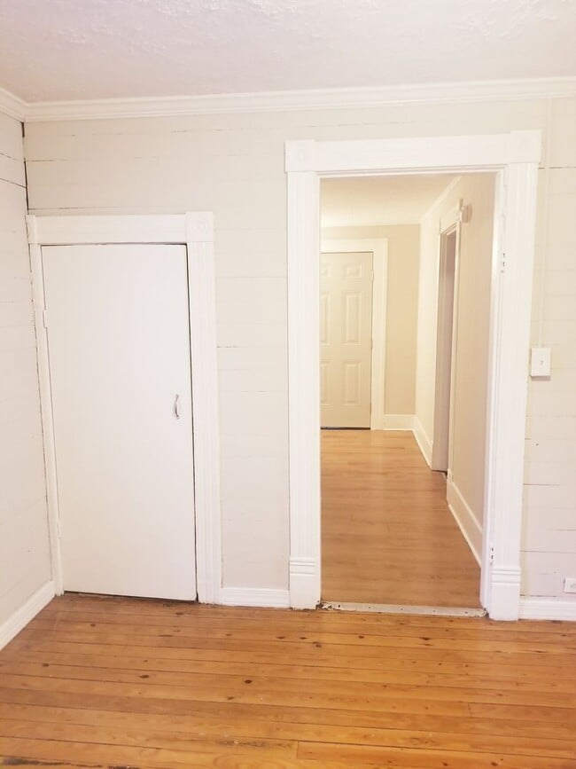 Foto del edificio - Three Bedroom House off of Cambell Avenue!