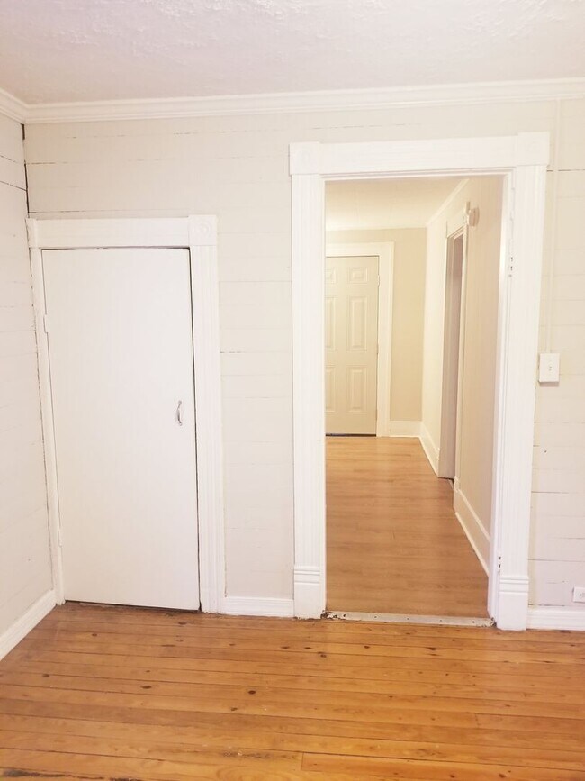 Foto del edificio - Three Bedroom House off of Campbell Avenue!