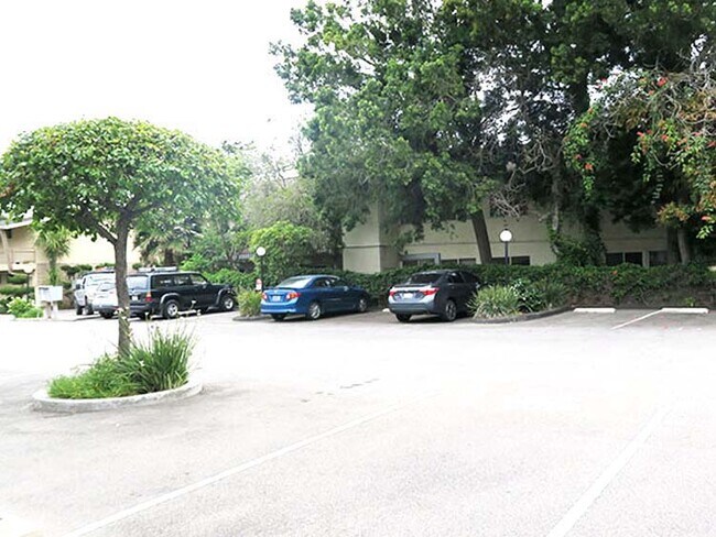 Building Photo - 5362 Hollister Ave