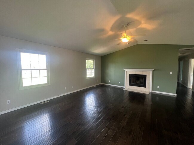 Foto del edificio - 4 Bedroom 2 Full Bath Chatham!